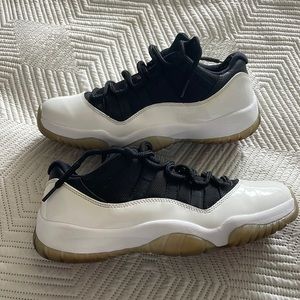 Jordan 11 low tuxedo